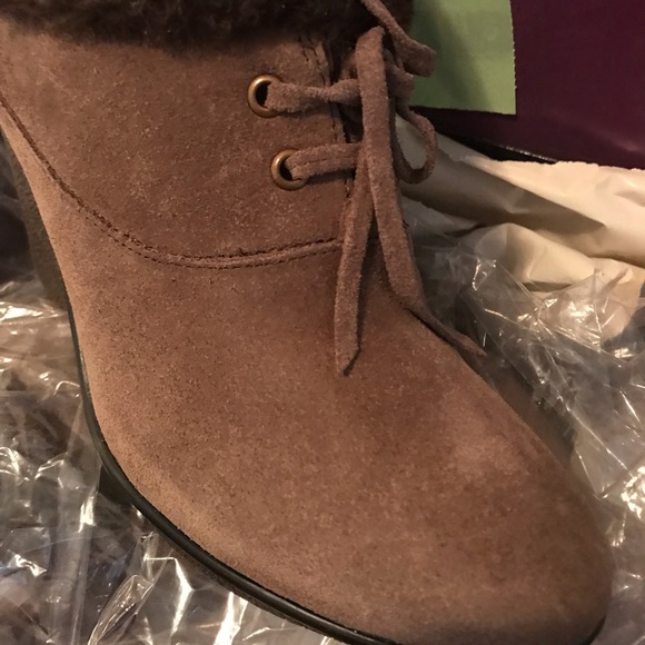 B Makowsky wedge bootie ankle tie suede beige NWB “Nellie” 8.5m NIB - Picture 6 of 10